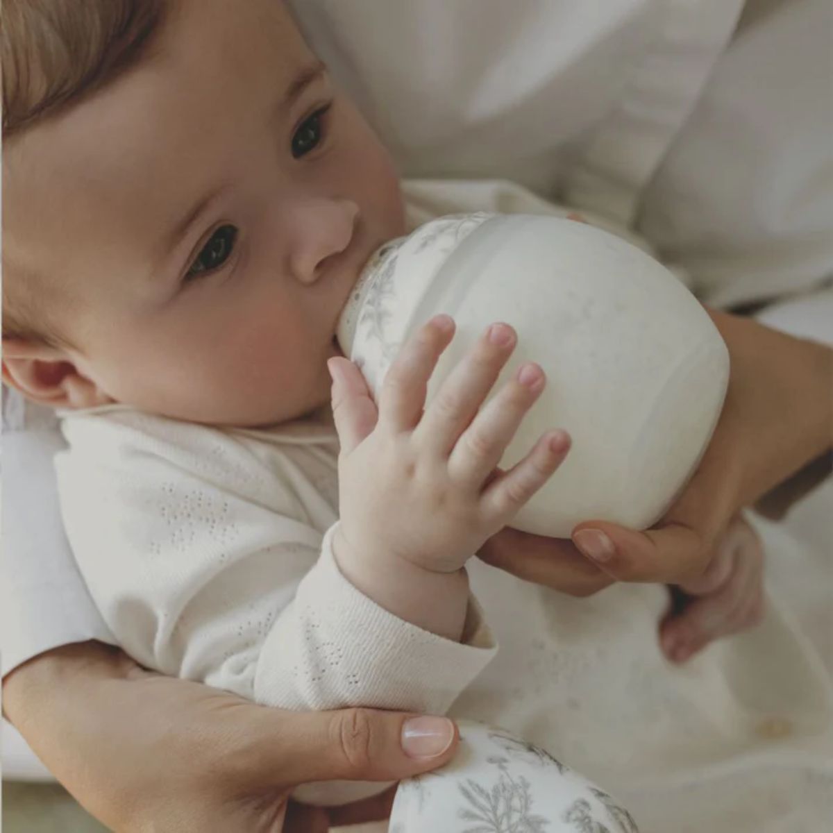 Conjunto Mamadeira e Naninha Élhée Tartine et Chocolat Toile de Jouy Coelhinho Augustin Grey - Gentle & Natural Feeding
