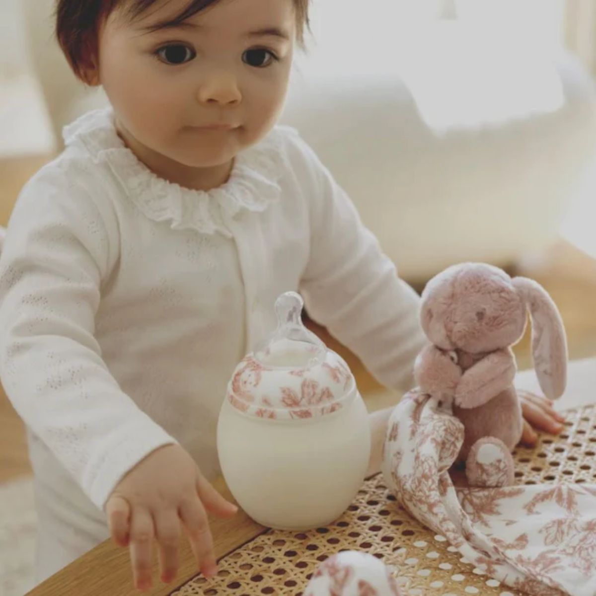 Conjunto Mamadeira e Naninha Élhée Tartine et Chocolat Toile de Jouy Coelhinho Augustin Terracotta

 - Gentle & Natural Feeding